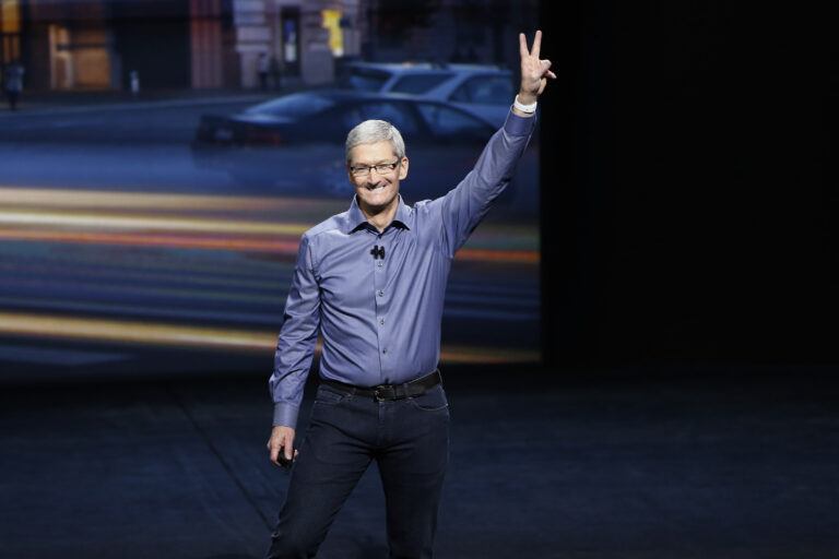 Tim Cook ceo Apple, le trimestrali delle big tech (Microsoft, Google e Apple)