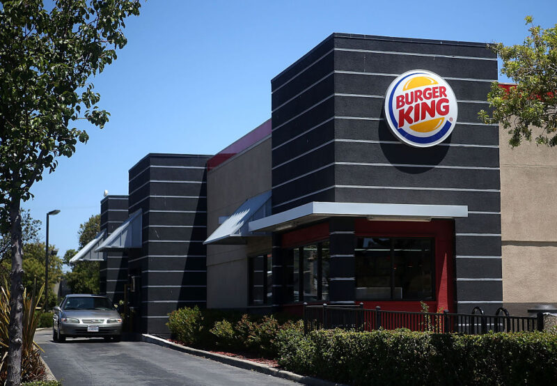 burger king invita a comprare dai rivali, mcdonald's