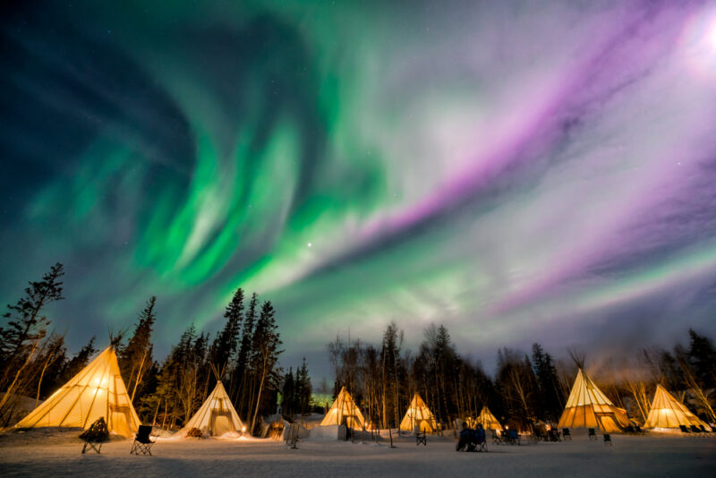 Viaggi: aurora boreale sopra Yellowknife, Territori del Nord-Ovest Canada