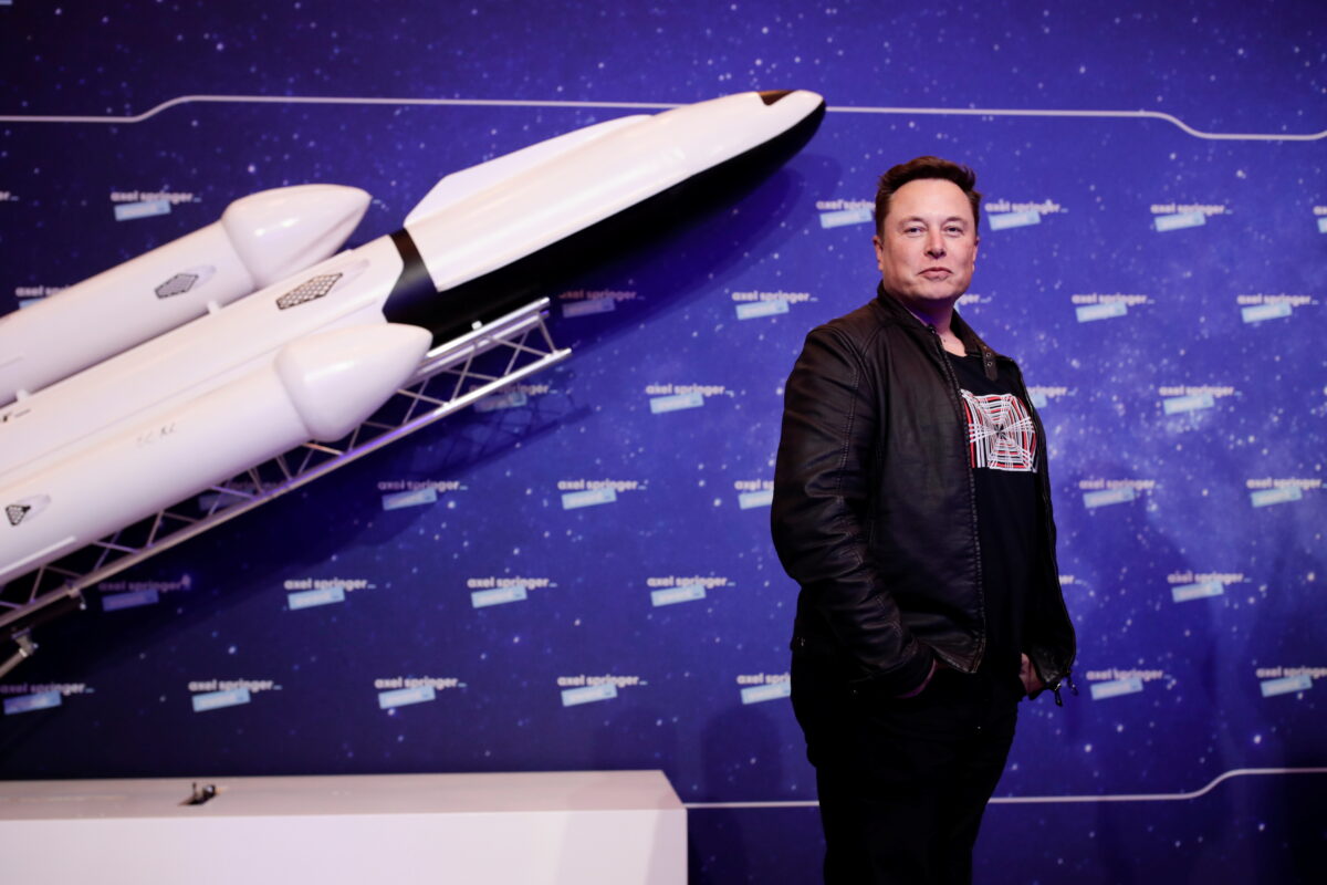 Elon Musk volerà nello spazio con l’astronave di Richard Branson: ha acquistato il biglietto nel 2006