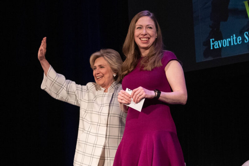 Hillary Clinton e Chelsea Clinton lanciano una casa di produzione, realizzeranno una docuserie per Apple TV su donne coraggiose
