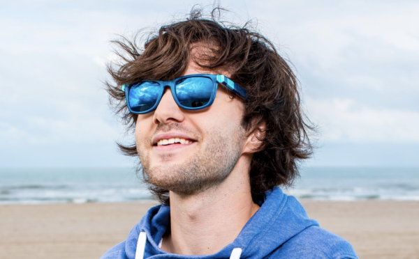 Chi è il 26enne che sta ripulendo gli oceani dalla plastica con la sua installazione galleggiante