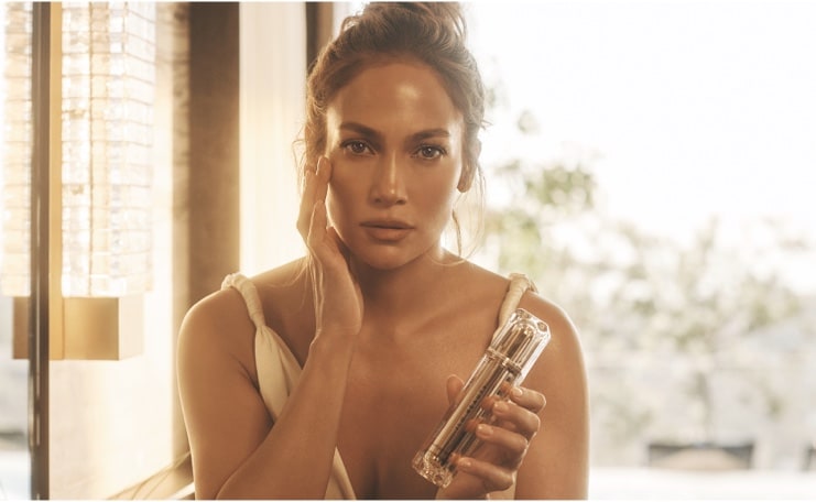 Jennifer Lopez lancia la sua prima linea di prodotti skincare