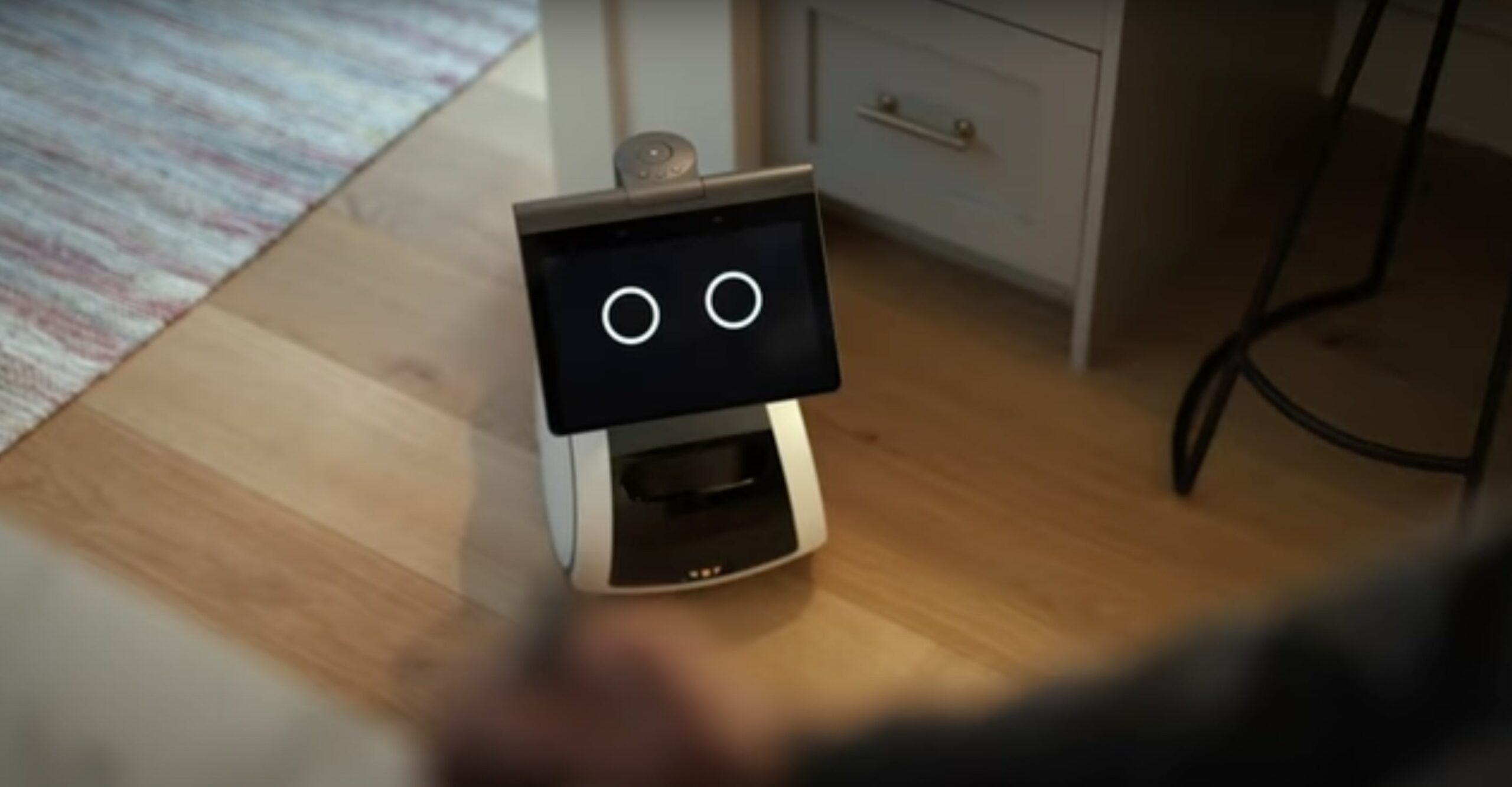 debate sadness Subjective Amazon Astro, il robot che sorveglia la casa e fa il maggiordomo