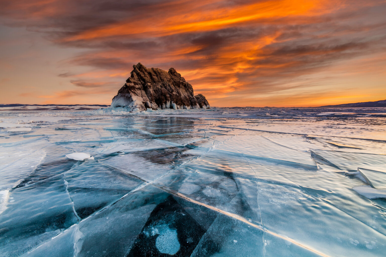 Lake baikal. Байкал зима. Озеро Байкал зима. Остров Еленка на Байкале. Зимний Байкал Лерчек.