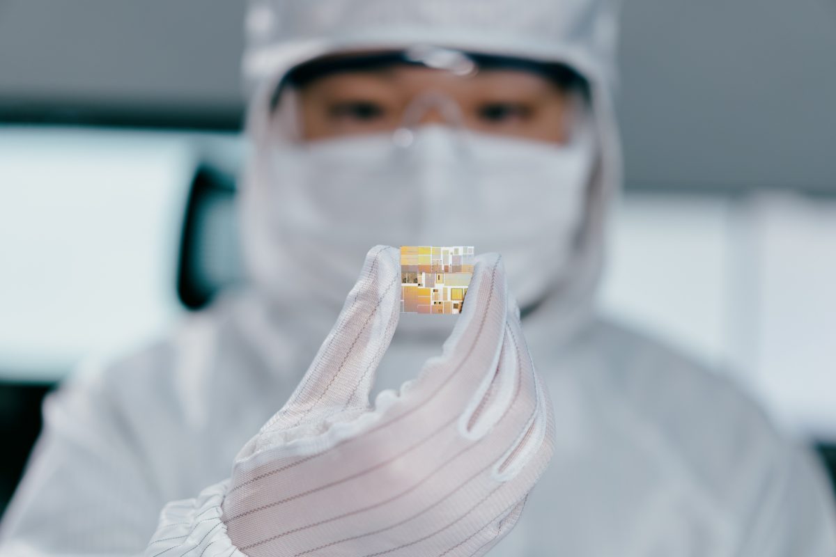 Ibm e Samsung inventano i microchip che sfidano la fisica. “Ridurranno i consumi delle batterie fino all’85%”