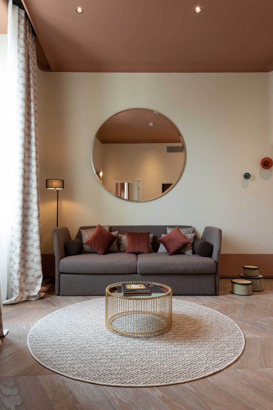 stanza-con-area-lounge-GaribaldiArchitects-Roma-Forbes-Italia