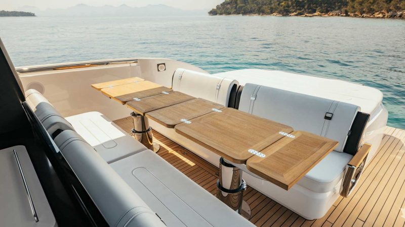 dinette-invictus-yacht-tt420-forbes