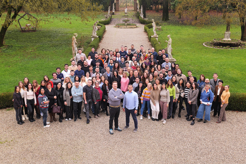 Luca Carlucci e Flavio Del Bianco, fondatori di BizAway con il team della scaleup