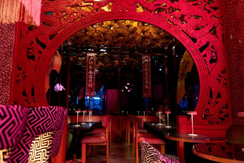 salmon-guru-milano-asian-night-room-forbes