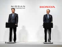 Nissan Motor ceo Makoto Uchida (a sinistra) e quello di Honda Motor, Toshihiro Mibe.