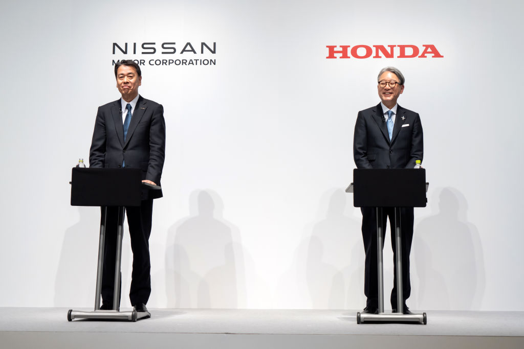 Nissan Motor ceo Makoto Uchida (a sinistra) e quello di Honda Motor, Toshihiro Mibe.