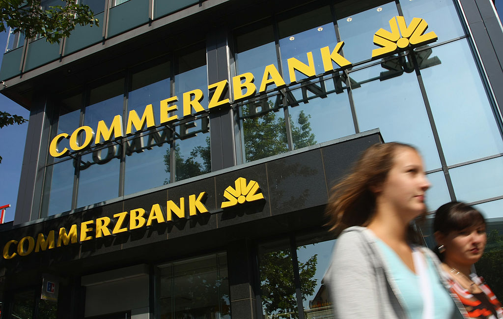 Commerzbank tenta di resistere a UniCredit: utili oltre le stime e licenziamenti in vista