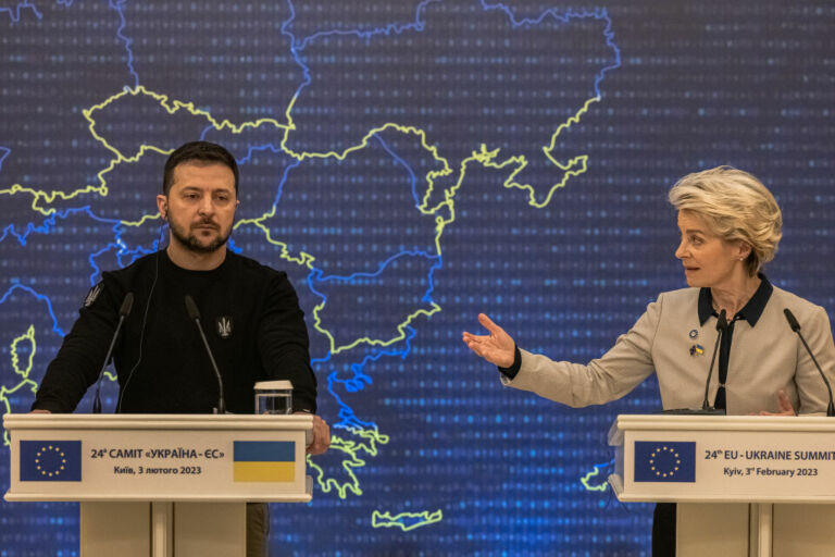 Ursula von der Leyen e Volodymyr Zelensky.