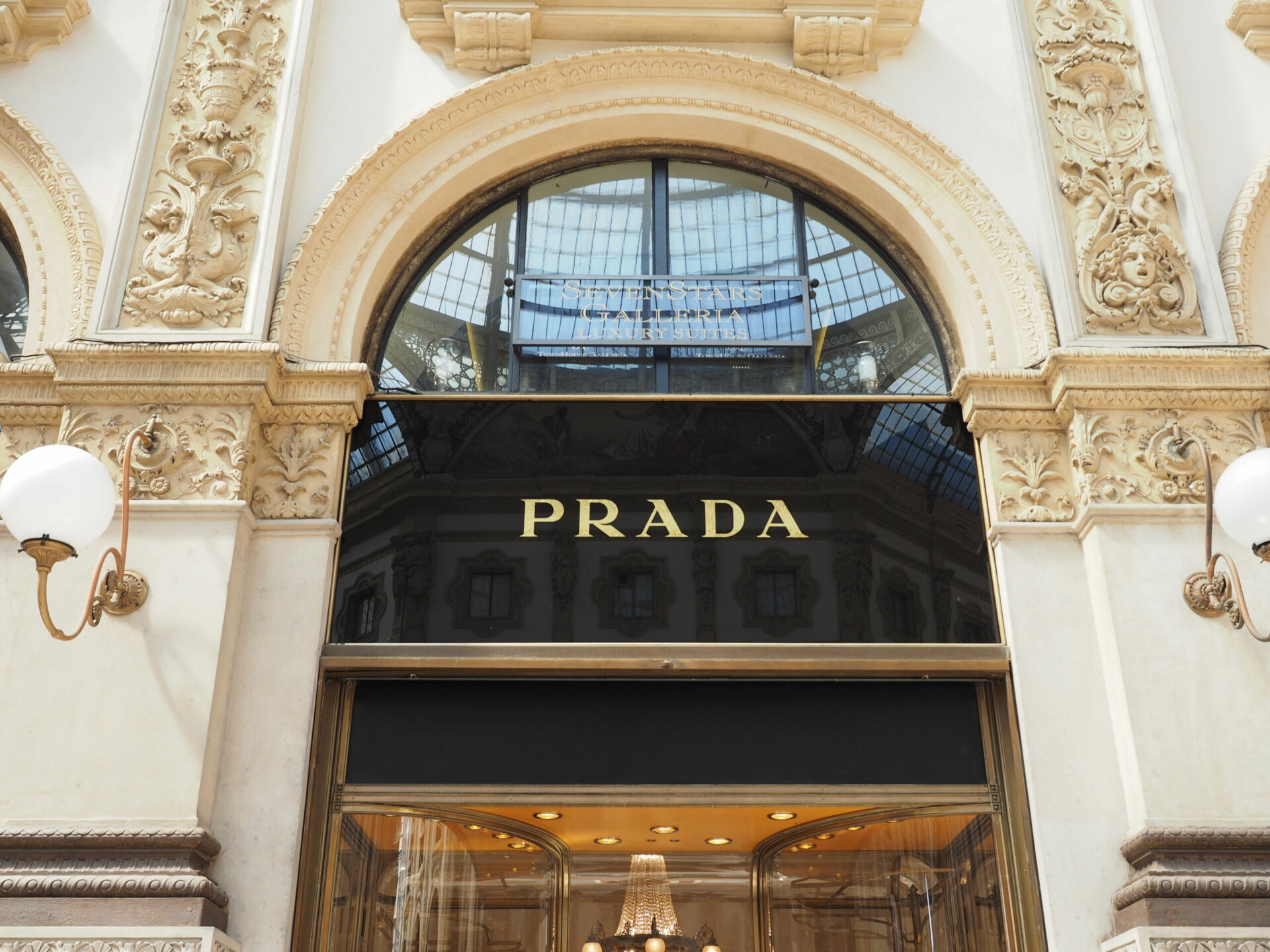 Prada vicina all’acquisizione di Versace per 1,5 miliardi di euro