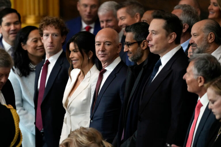 Da sinistra: Mark Zuckeberg (Meta), Lauren Sanchez, Jeff Bezos (Amazon), Sundar Pichai (Google) e Elon Musk (Tesla) all'insediamento di Trump.