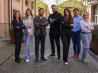 Federico Monti, al centro, insieme al suo team.