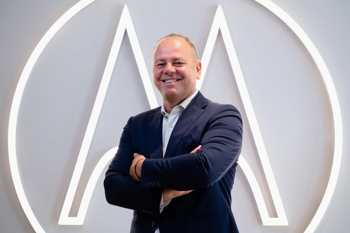 Intelligenza artificiale e design sostenibile: così Motorola torna protagonista in Italia con il 15% di quota di mercato