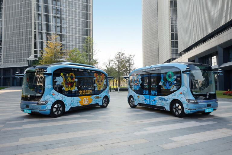 Un bus elettrico WeRide a guida autonoma, a Shenzen, in Cina.