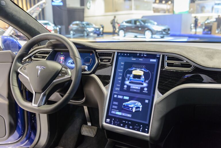 auto Tesla abitacolo