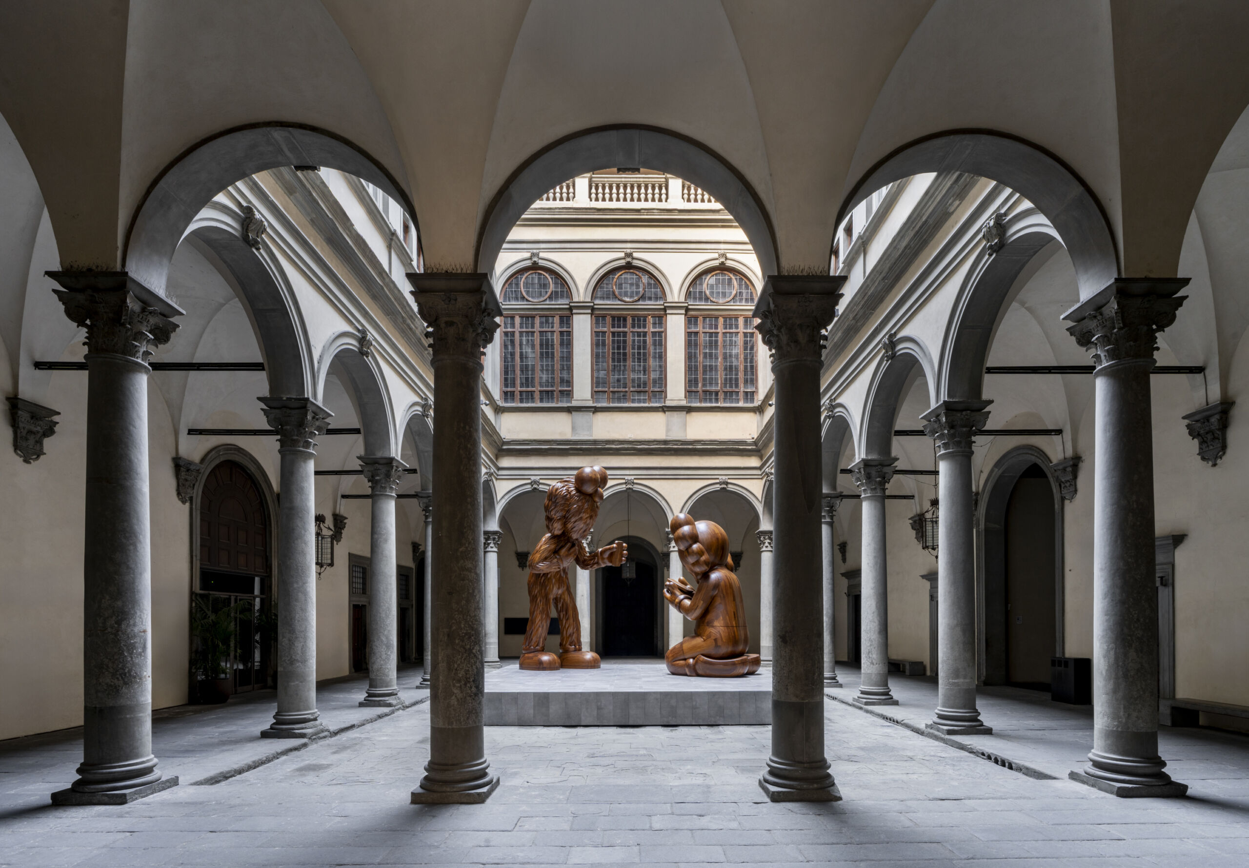 Dal Beato Angelico all’era degli smartphone: l'artista Kaws trasforma Palazzo Strozzi in un ponte tra Rinascimento e linguaggio contemporaneo