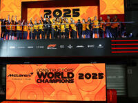 Il team McLaren celebra la vittoria del Campionato Costruttori 2025 di F1.