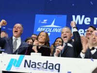 Jim Boyle (destra), ceo di Medline, alla quotazione al Nasdaq