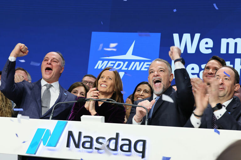 Jim Boyle (destra), ceo di Medline, alla quotazione al Nasdaq