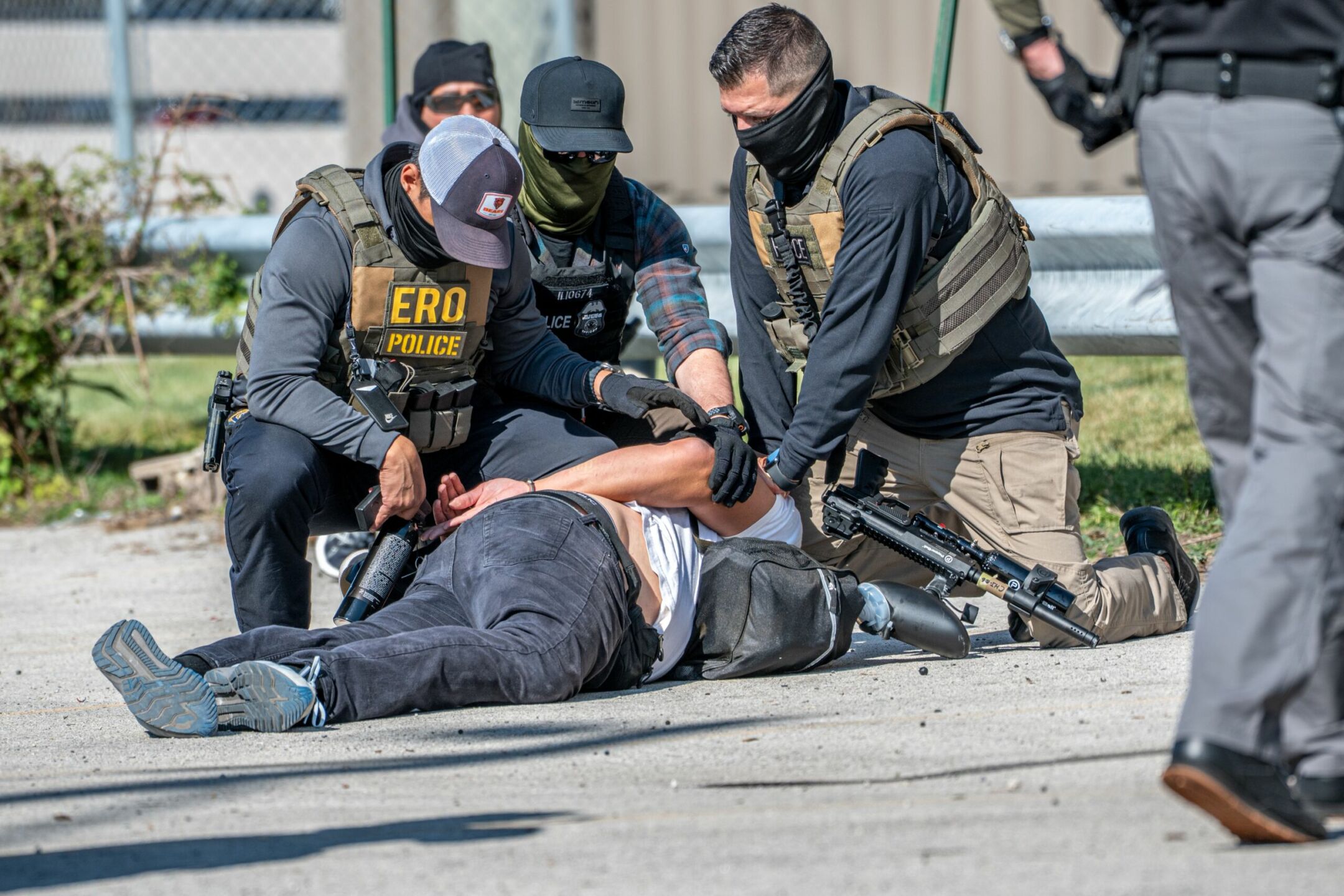 Chi sta guadagnano milioni di dollari vendendo spray al peperoncino all'ICE