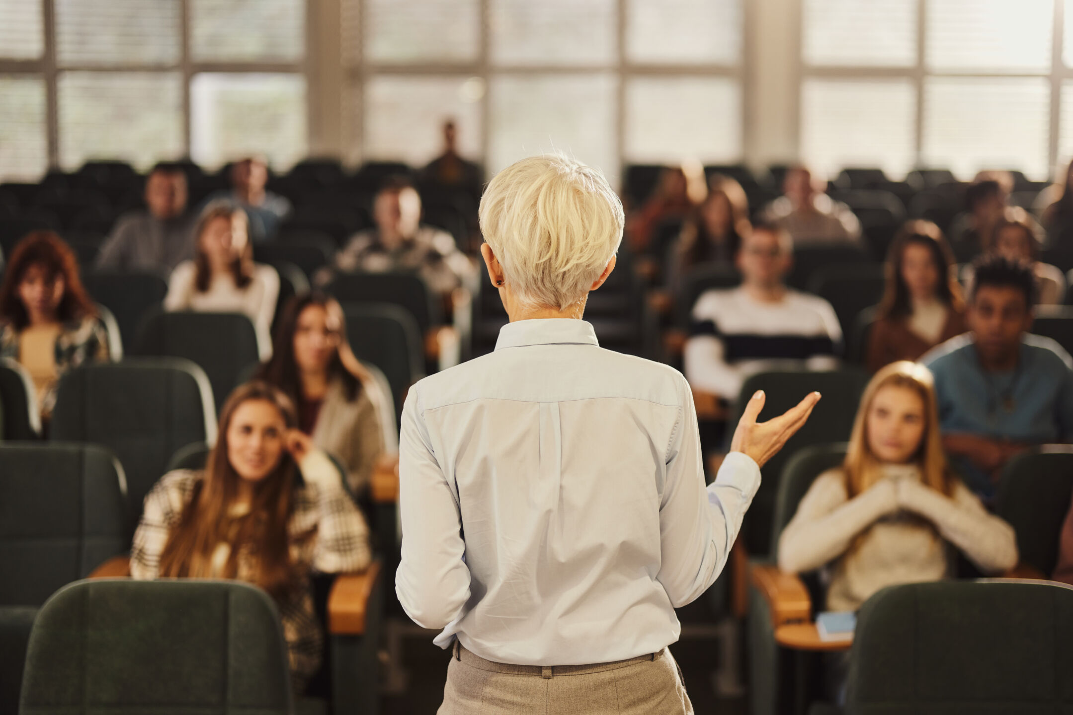 Merito femminile e self-image bias: perché le donne partono svantaggiate nei concorsi universitari