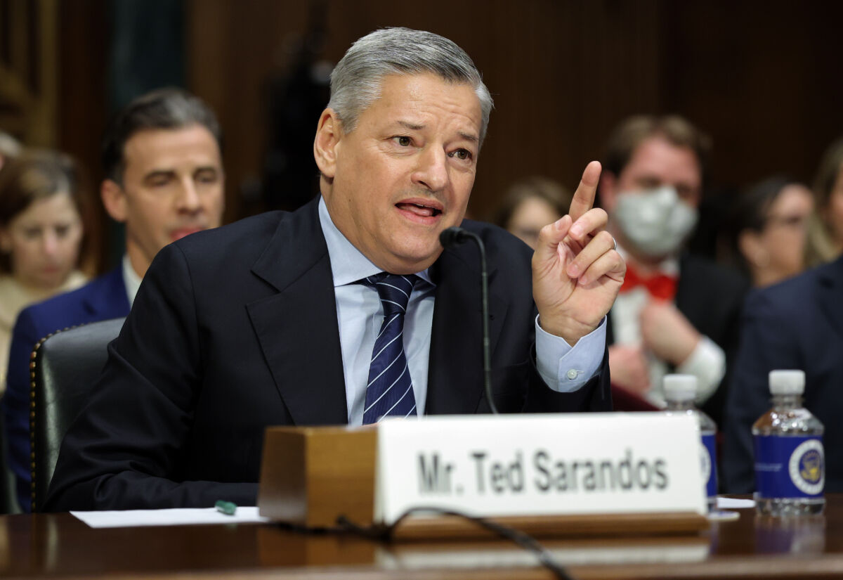 Netflix punta a Warner Bros: il co-ceo Sarandos promette più film in sala