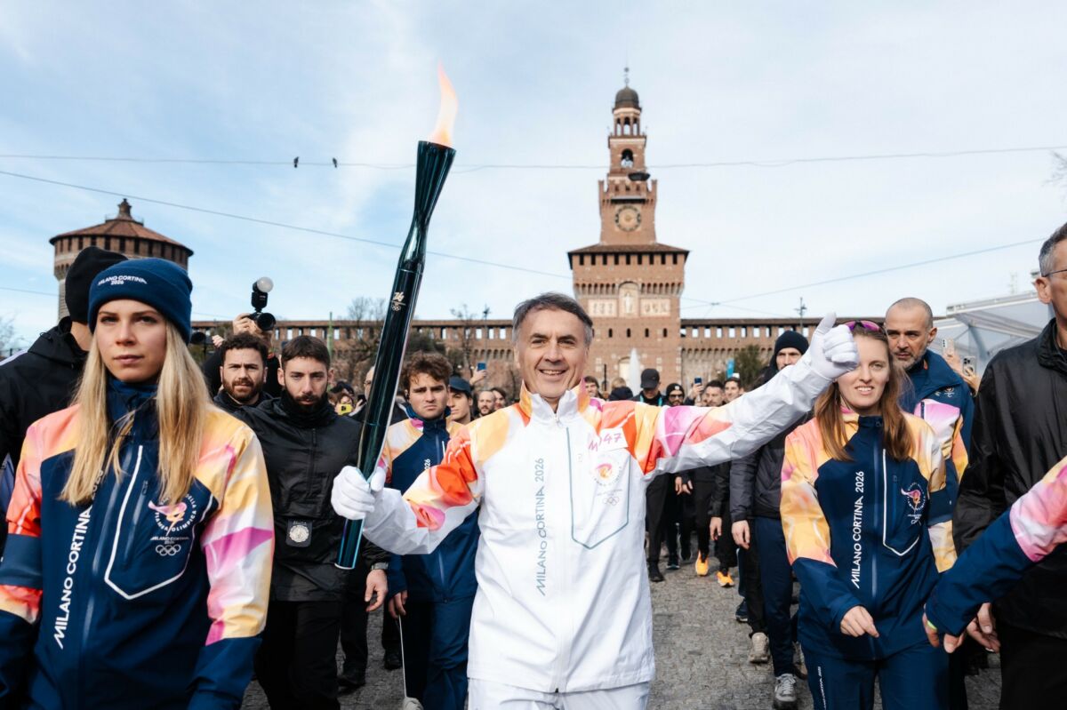 Il fondatore di Technogym, Nerio Alessandri, tedoforo a Milano nella giornata di apertura dei Giochi