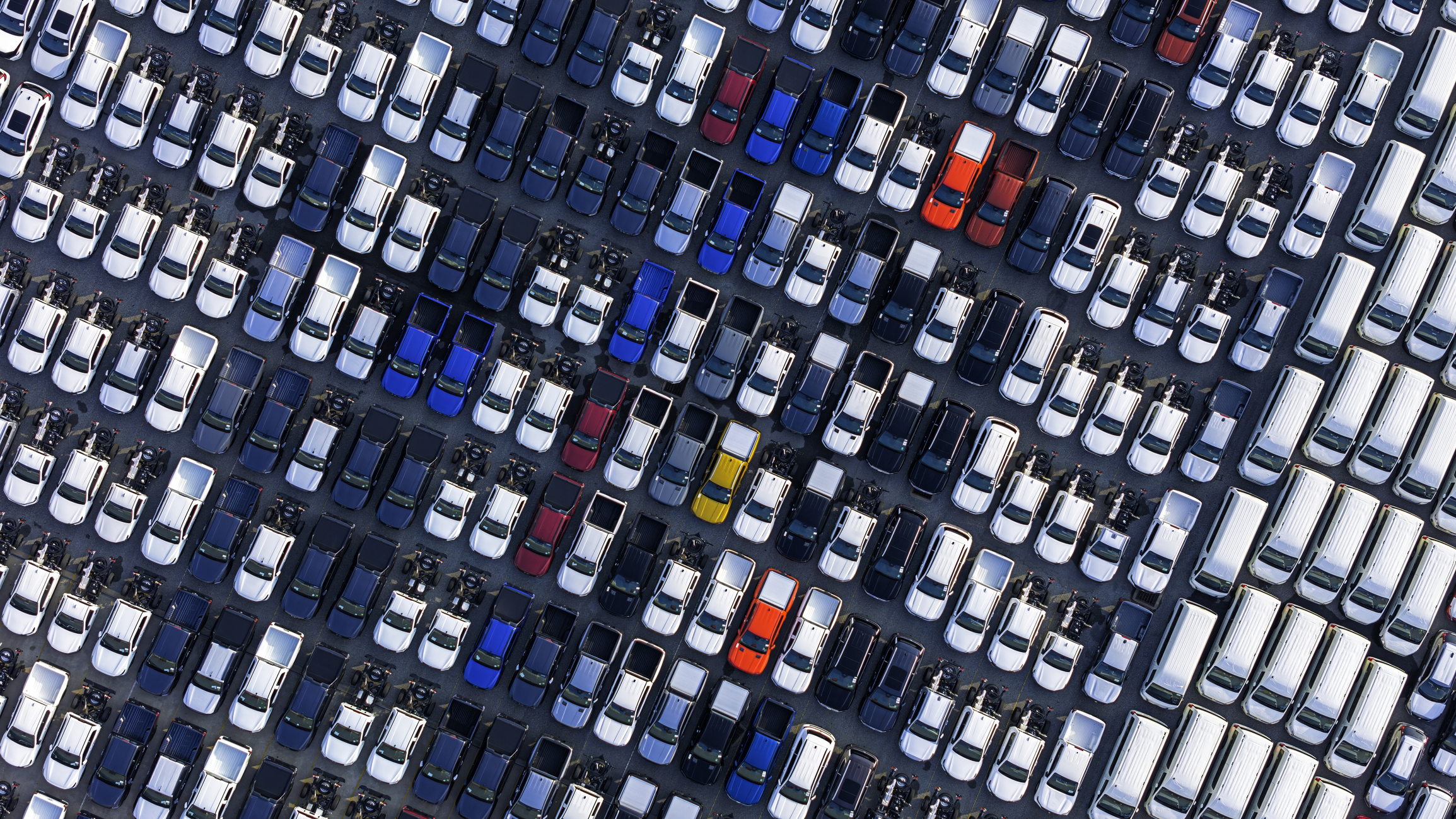 Auto, il 54% degli italiani punta su elettrico o ibrido. Ma il caro vita rilancia diesel e benzina