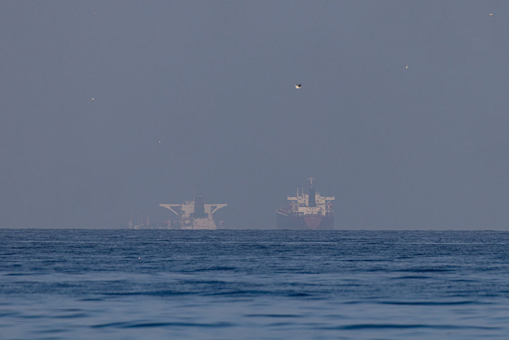 L’Iran consente ad altre 20 navi di attraversare lo Stretto di Hormuz. Il Pakistan: “Un passo significativo verso la pace”