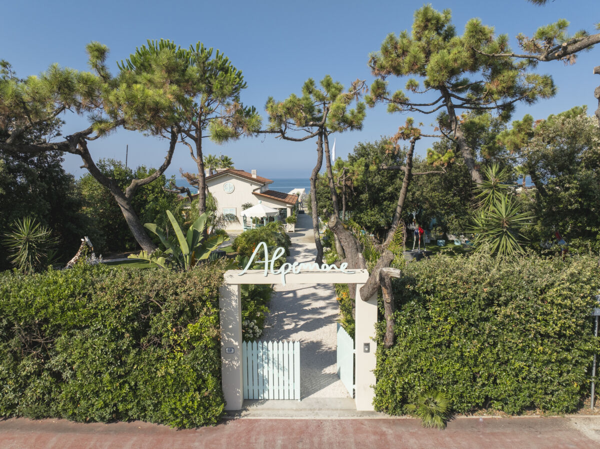 Alpemare, il beach club della famiglia Bocelli dove la bellezza non è mai un accessorio