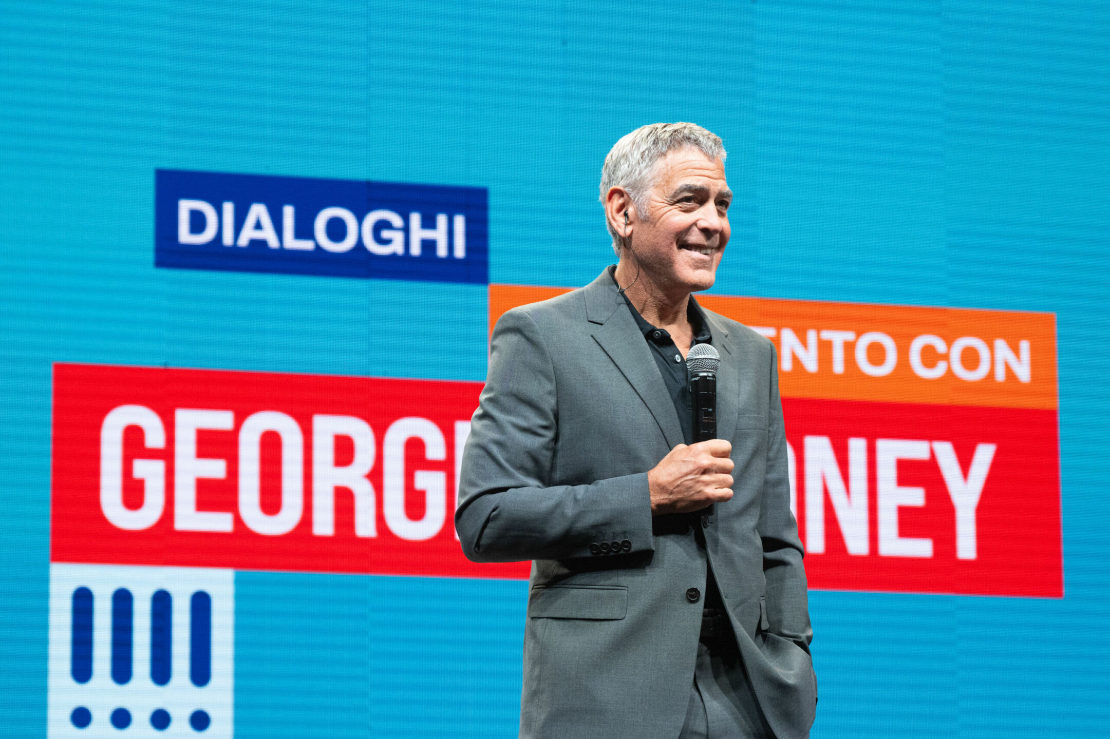 Clooney incontra 2.700 studenti a Cuneo per i "Dialoghi sul Talento"