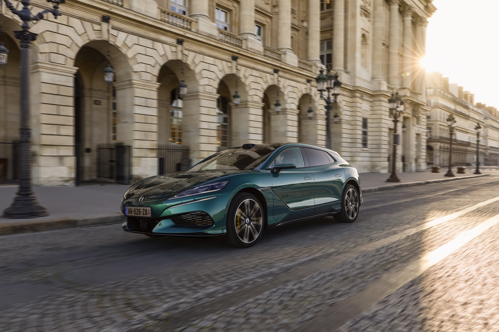 Denza debutta in Europa con la Z9GT e il D9 Super Hybrid DM-i: tecnologia e prestazioni per il nuovo premium della mobilità elettrica