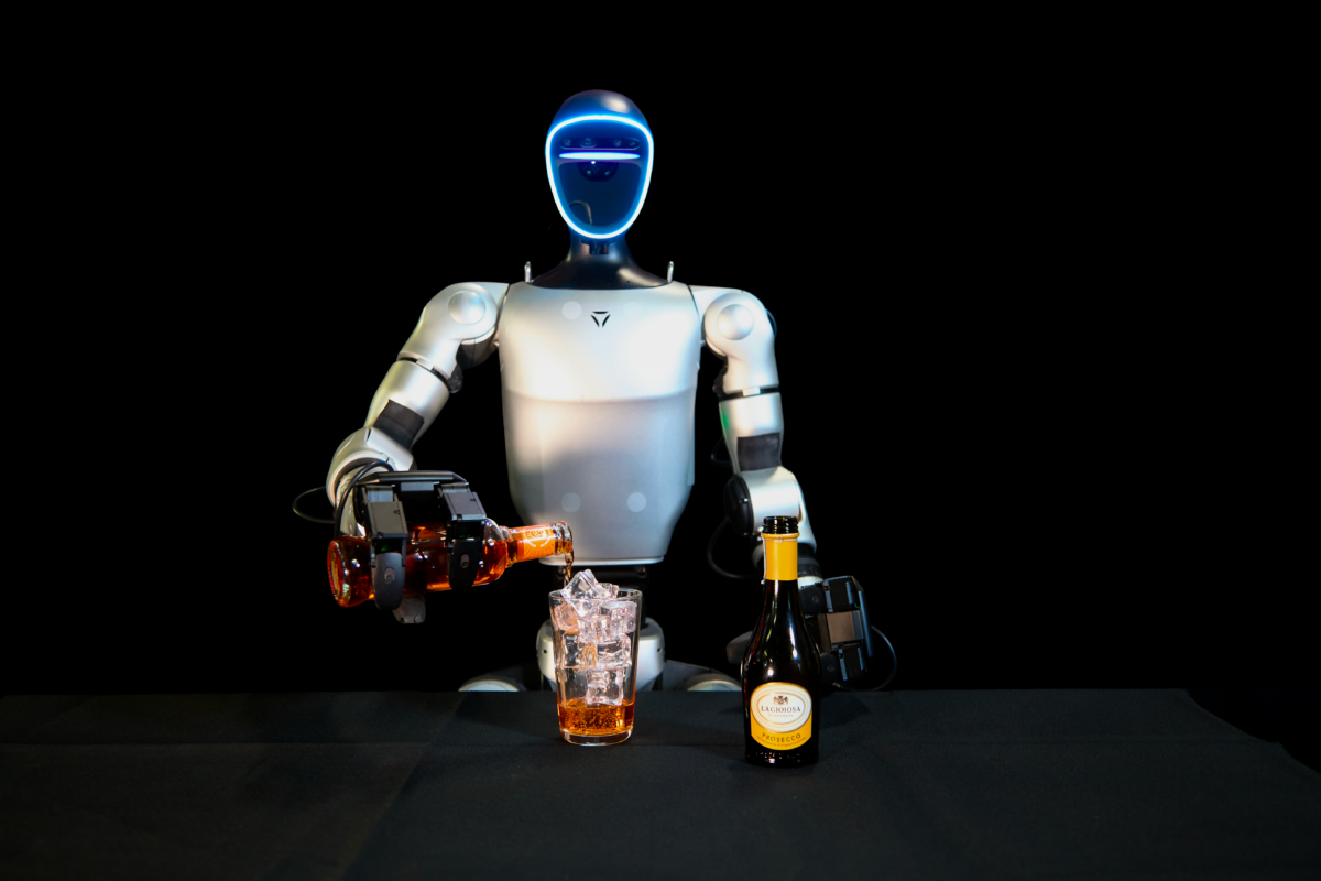 Come funziona Robi, il bartender umanoide sviluppato per l’hospitality da Makr Shakr