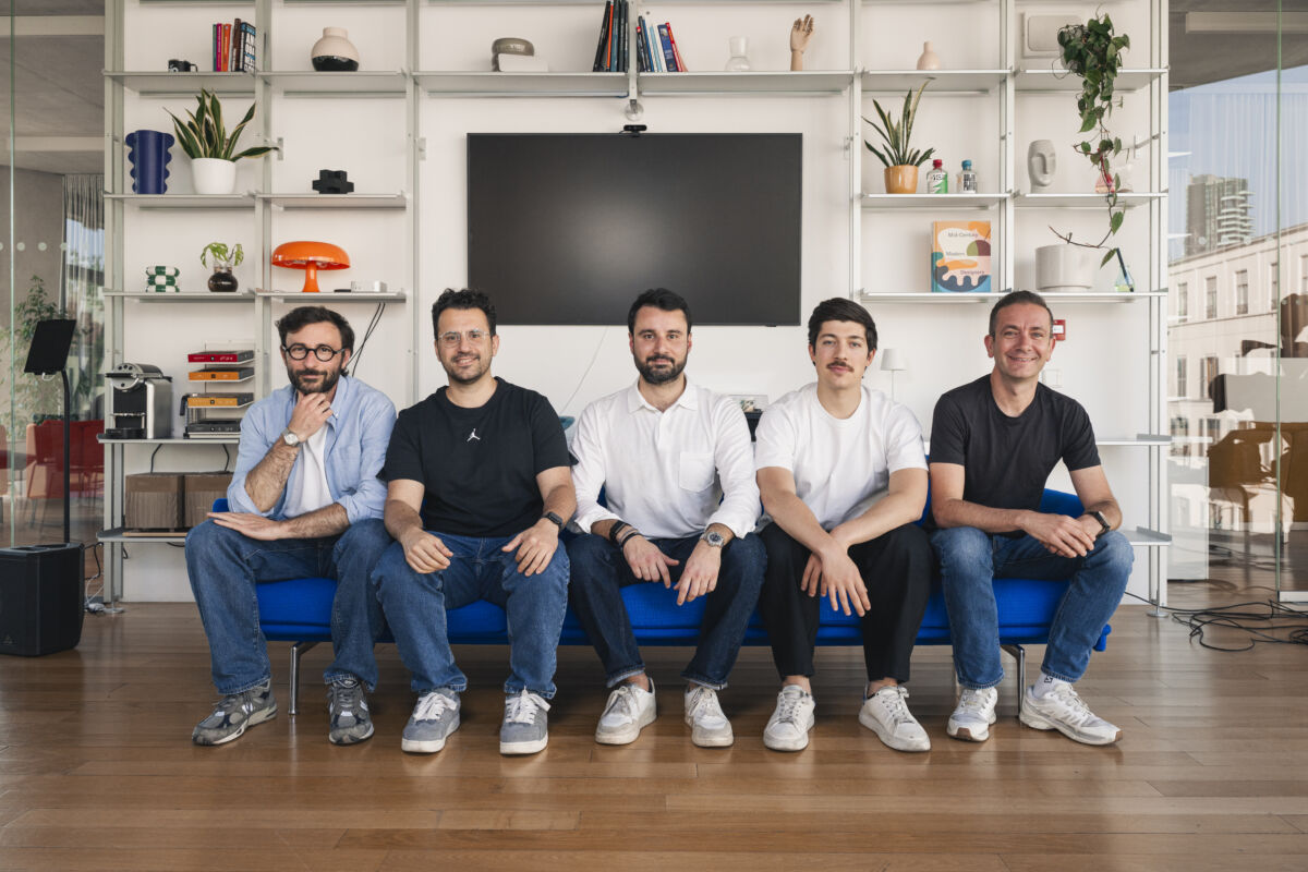 Cosmico raccoglie 12 milioni e acquisisce Flatmates: obiettivo 100 milioni entro il 2028