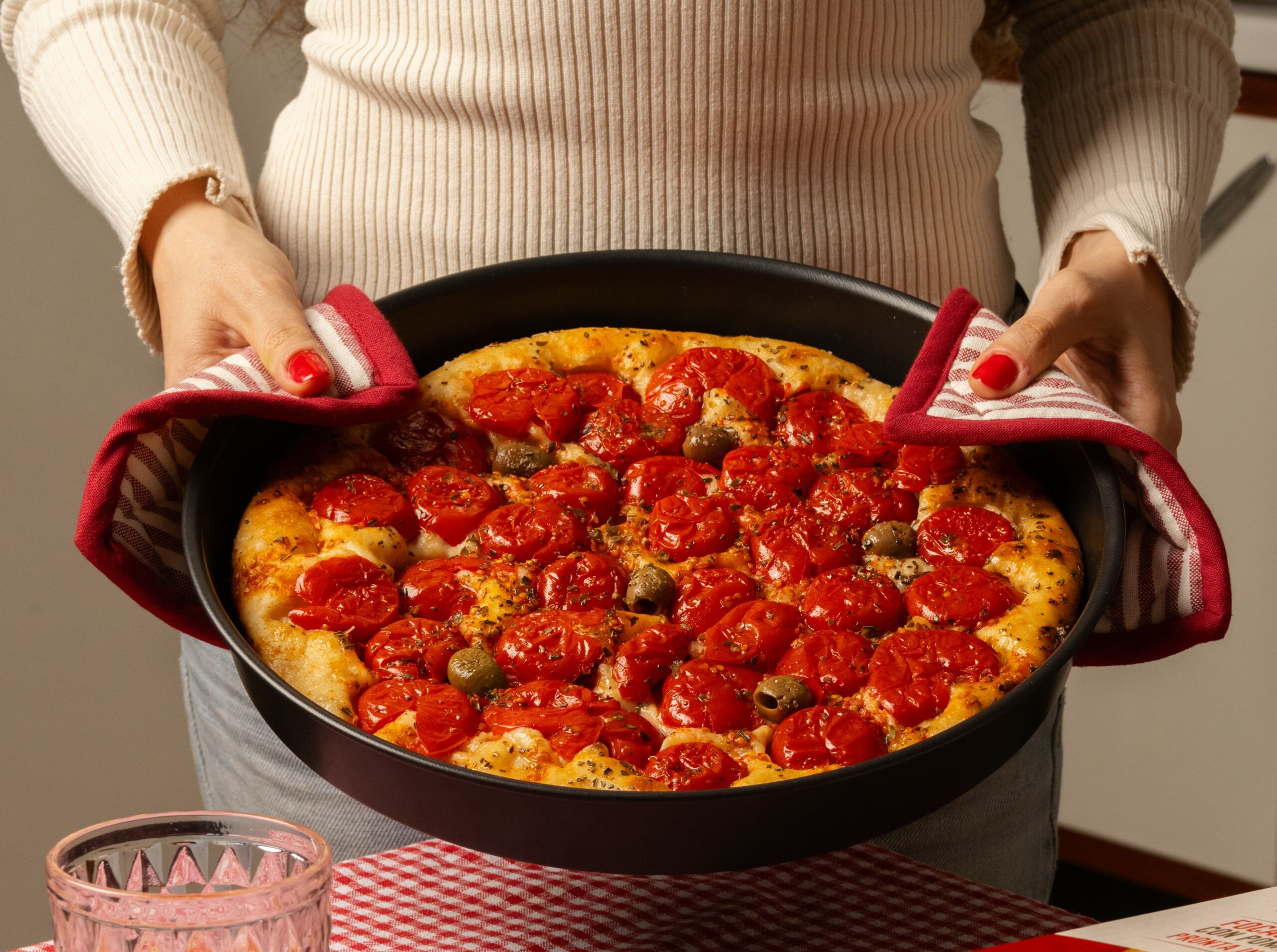 Spontini porta la pizza al trancio nei supermercati: arriva la “Tonda 1953” surgelata