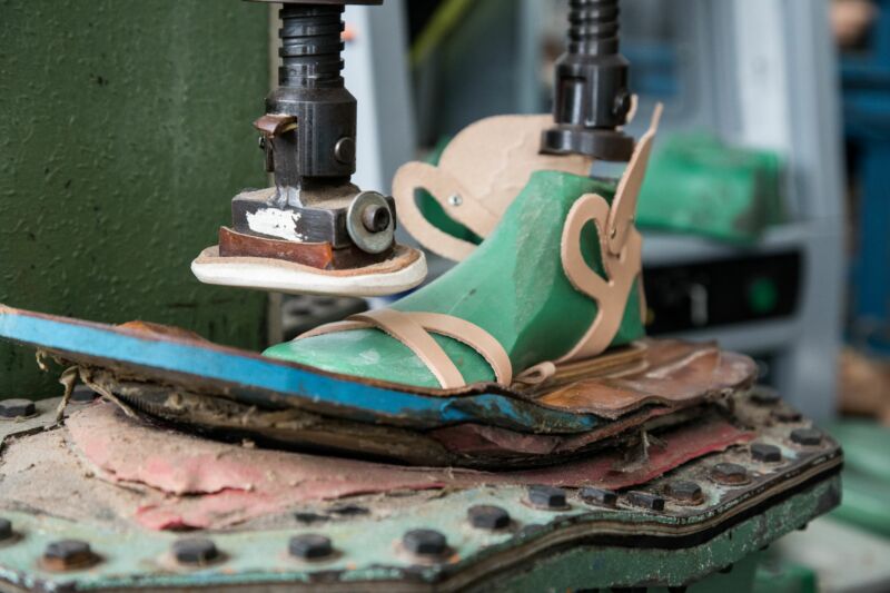 L’azienda spagnola Camper acquisisce la maggioranza di Ancient Greek Sandals