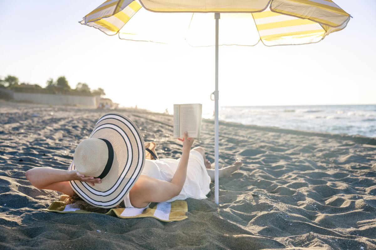 5 libri da leggere sotto l’ombrellone per appassionarsi al mangiare e bere bene