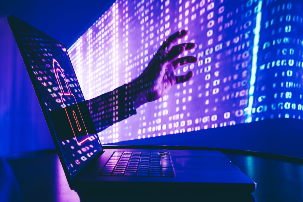 Un hacker ha usato l’IA per attaccare 100 aziende in cinque giorni e rubare 618mila carte