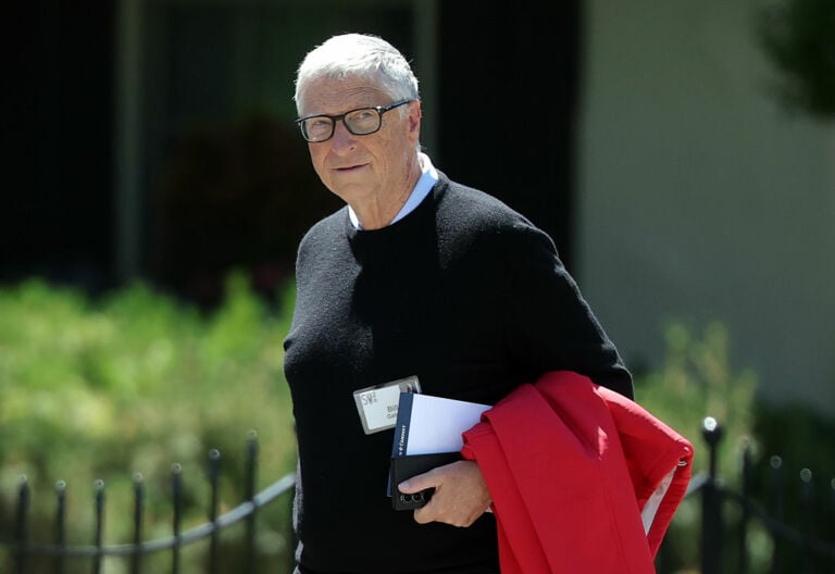 Bill Gates sfida Trump sull’IA: “I rischi non sono una bufala, serve regolamentarla”