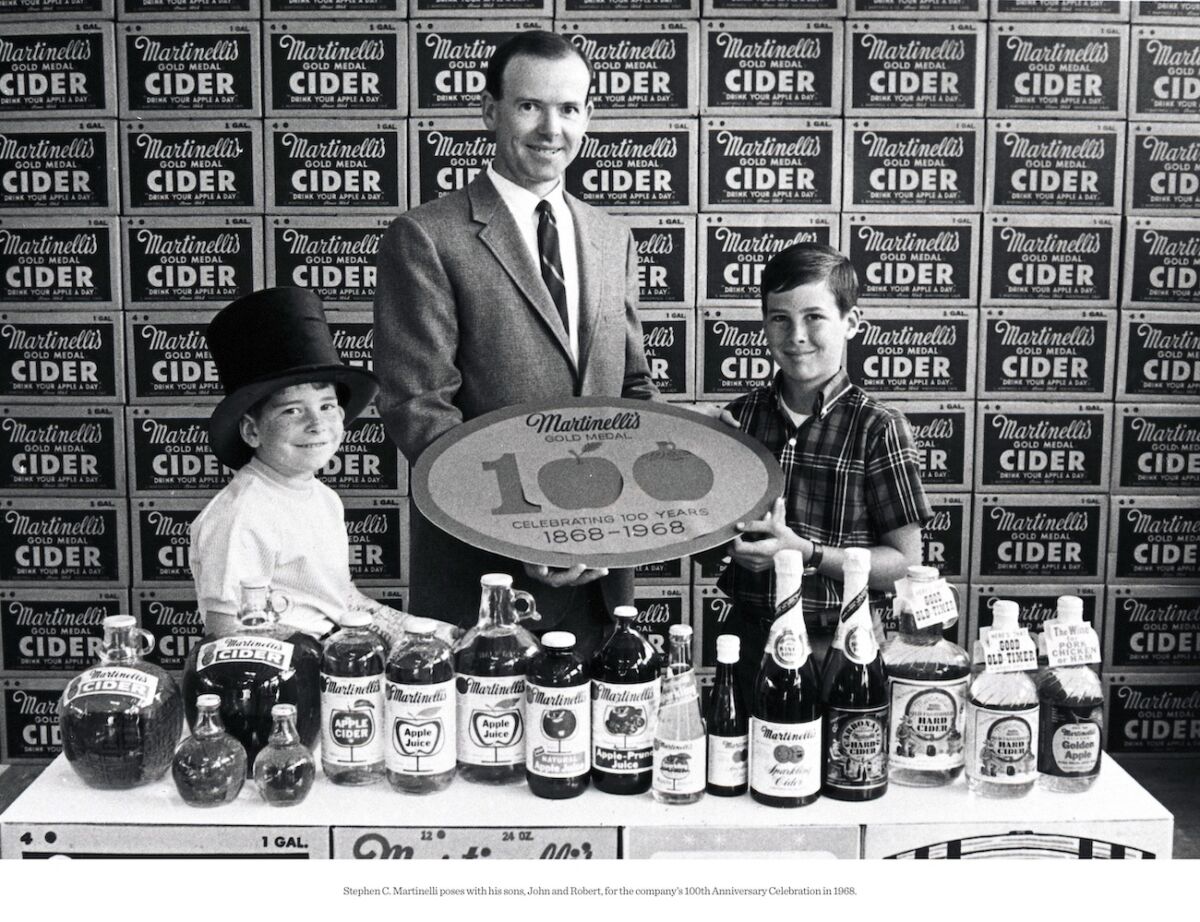 Stephen C. Martinelli insieme ai figli nel 1968